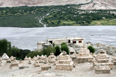 vue de Ensa gonpa et de Panamik sur l'autre rive