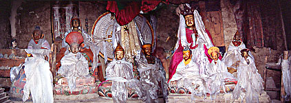 les 10 statues de la chapelle du palais en ruines